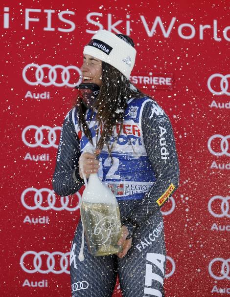 Festeggiamenti sul podio per il secondo posto nello slalom gigante a Sestriere il 10 dicembre 2016 (Ap)